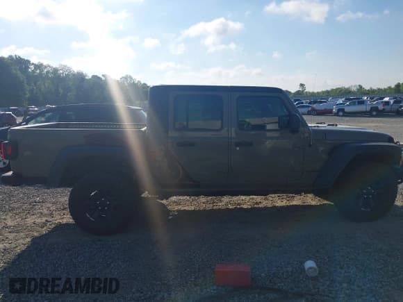 ✅ 2020 Jeep Gladiator Sport S • VIN: 1C6HJTAG0LL216406 • Lot: 41991629. Wystawiony na IAAI z przebiegiem 180 125 mil. Bezpłatny archiwum sprzedaży aukcyjnych z USA i szczegółowy raport historii pojazdu na DreamBid. Zdjęcie 13.