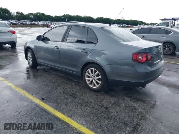 ✅ 2010 Volkswagen Jetta Limited Edition • VIN: 3VWAX7AJ2AM139459 • Lot: 43166025. Listed on IAAI with 136,640 mi. Free auction sales archive from the USA and detailed vehicle history report at DreamBid. Image 3.