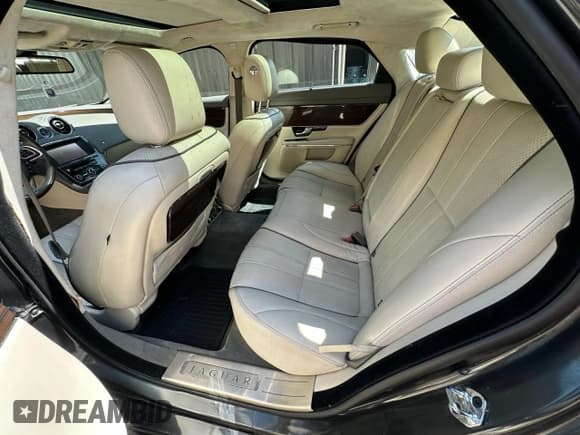 ✅ 2011 Jaguar XJ XJL • VIN: SAJWA2GB8BLV15633 • Lot: 81280065. Wystawiony na Copart z przebiegiem 115 725 mil. Bezpłatny archiwum sprzedaży aukcyjnych z USA i szczegółowy raport historii pojazdu na DreamBid. Zdjęcie 12.