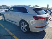 ✅ 2019 Audi e-tron Premium Plus • VIN: WA1LAAGE2KB011830 • Лот: 43731686. Опубликован ранее на IAAI с пробегом 80 487 миль. Бесплатный доступ к архиву аукционных продаж из США и подробный отчёт об истории автомобиля на DreamBid. Изображение 3.