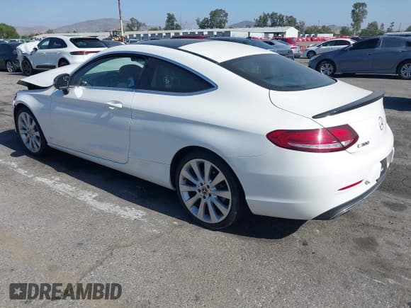 ✅ 2019 Mercedes-Benz C 300 • VIN: WDDWJ8DB9KF800304 • Lot: 42344367. Wystawiony na IAAI z przebiegiem 51 248 mil. Bezpłatny archiwum sprzedaży aukcyjnych z USA i szczegółowy raport historii pojazdu na DreamBid. Zdjęcie 3.