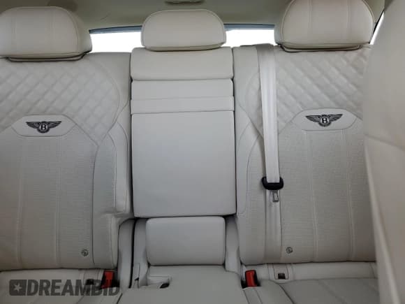 ✅ 2022 Bentley Bentayga V8 • VIN: SJAAM2ZV4NC011285 • Лот: 75246624. Опубликован ранее на Copart с пробегом 33 179 миль. Бесплатный доступ к архиву аукционных продаж из США и подробный отчёт об истории автомобиля на DreamBid. Изображение 10.