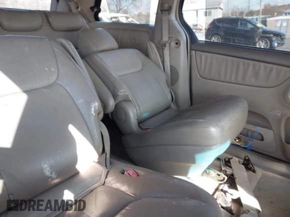 ✅ 2004 Toyota Sienna XLE • VIN: 5TDZA22C04S048088 • Lot: 43591317. Listed on IAAI with 202,531 mi. Free auction sales archive from the USA and detailed vehicle history report at DreamBid. Image 8.
