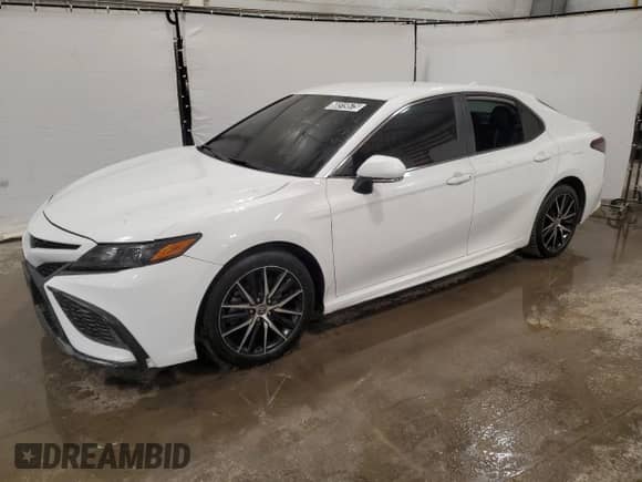 2022 Toyota Camry SE z VIN 4T1G11AKXNU664674, wystawiony jako Copart lot #68319575 z przebiegiem 62 490 mil mil oraz Czysty tytuł • Clean title. Historia ofert i sprzedaży dostępna na DreamBid. Obrazek 1.