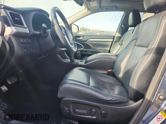 ✅ 2018 Toyota Highlander SE • VIN: 5TDJZRFH3JS486796 • Lot: 92807335. Listed on Copart with 82,992 mi. Free auction sales archive from the USA and detailed vehicle history report at DreamBid. Image 7.