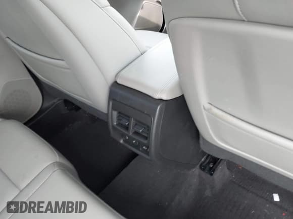 ✅ 2023 Cadillac XT4 FWD Luxury • VIN: 1GYAZAR47PF133023 • Lot: 42334492. Wystawiony na IAAI z przebiegiem Nie podano. Bezpłatny archiwum sprzedaży aukcyjnych z USA i szczegółowy raport historii pojazdu na DreamBid. Zdjęcie 8.