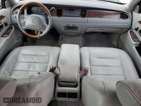 ✅ 2001 Lincoln Town Car Signature • VIN: 1LNHM82W61Y633561 • Lot: 62776305. Wystawiony na Copart z przebiegiem Nie podano. Bezpłatny archiwum sprzedaży aukcyjnych z USA i szczegółowy raport historii pojazdu na DreamBid. Zdjęcie 8.