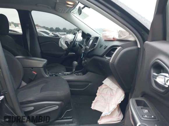 ✅ 2019 Jeep Cherokee Latitude • VIN: 1C4PJLCB3KD482551 • Lot: 43286563. Wystawiony na IAAI z przebiegiem 122 171 mil. Bezpłatny archiwum sprzedaży aukcyjnych z USA i szczegółowy raport historii pojazdu na DreamBid. Zdjęcie 5.