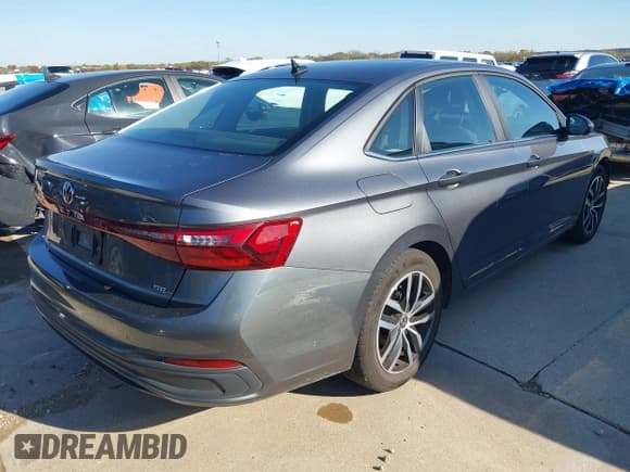 ✅ 2025 Volkswagen Jetta SE • VIN: 3VW7X7BU0SM015940 • Lot: 43774243. Wystawiony na IAAI z przebiegiem 22 112 mil. Bezpłatny archiwum sprzedaży aukcyjnych z USA i szczegółowy raport historii pojazdu na DreamBid. Zdjęcie 4.