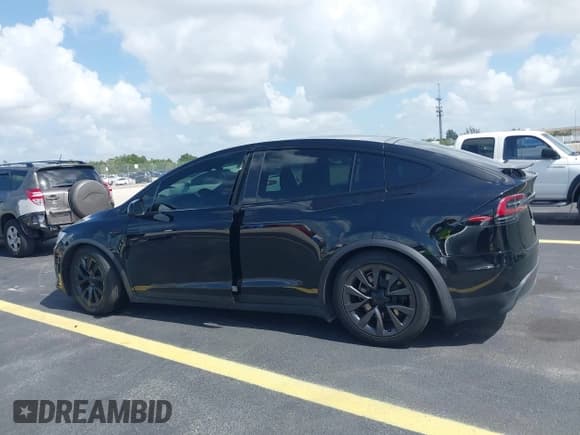 ✅ 2022 Tesla Model X • VIN: 7SAXCDE56NF339696 • Lot: 42481643. Wystawiony na IAAI z przebiegiem 25 934 mil. Bezpłatny archiwum sprzedaży aukcyjnych z USA i szczegółowy raport historii pojazdu na DreamBid. Zdjęcie 13.