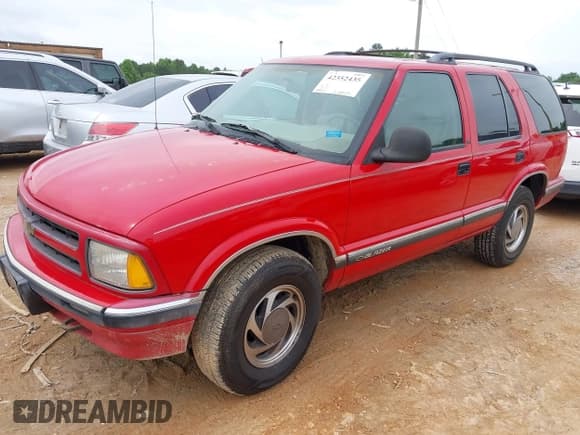 ✅ 1997 Chevrolet Blazer LS • VIN: 1GNDT13W2V2103356 • Lot: 42352435. Wystawiony na IAAI z przebiegiem 181 975 mil. Bezpłatny archiwum sprzedaży aukcyjnych z USA i szczegółowy raport historii pojazdu na DreamBid. Zdjęcie 2.