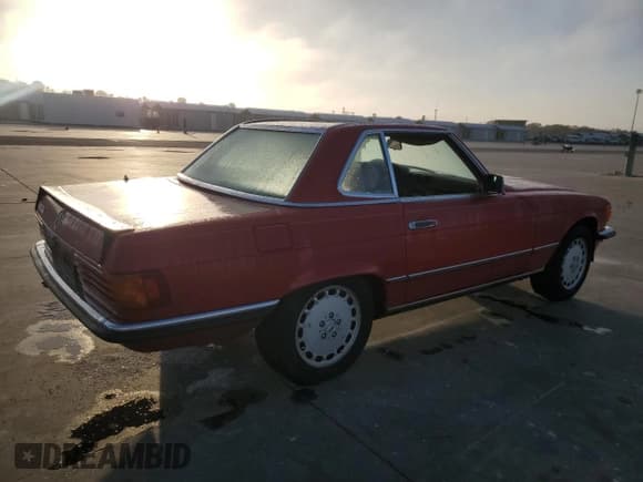 ✅ 1986 Mercedes-Benz SL • VIN: WDB1070461A036937 • Лот: 77156424. Опубликован ранее на Copart с пробегом 56 187 миль. Бесплатный доступ к архиву аукционных продаж из США и подробный отчёт об истории автомобиля на DreamBid. Изображение 3.