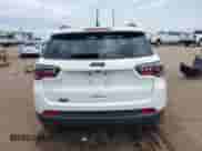 2021 Jeep Compass 80th Anniversary z VIN 3C4NJCEB6MT571564, wystawiony jako IAAI lot #42591643 z przebiegiem 56 999 mil mil oraz . Historia ofert i sprzedaży dostępna na DreamBid. Obrazek 16.