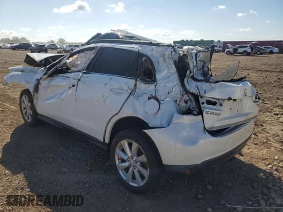 2014 Mitsubishi Outlander SE with VIN 4A4AP4AU8EE025479, listed as a Copart auction lot 81733755 with Not provided miles and Salvage title. Bid and sale history available at DreamBid. Image 2.