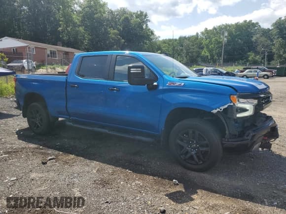 ✅ 2022 Chevrolet Silverado 1500 LT Trail Boss • VIN: 3GCUDFETXNG581439 • Lot: 61172525. Wystawiony na Copart z przebiegiem 56 687 mil. Bezpłatny archiwum sprzedaży aukcyjnych z USA i szczegółowy raport historii pojazdu na DreamBid. Zdjęcie 4.