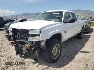 2005 Chevrolet Silverado 2500HD LS with VIN 1GCHK23215F896013, listed as a Copart auction lot 58858255 with 271,357 mi miles and Salvage title. Bid and sale history available at DreamBid. Image 1.
