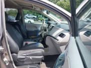 ✅ 2014 Toyota Sienna SE • VIN: 5TDXK3DC8ES443113 • Lot: 42735795. Wystawiony na IAAI z przebiegiem 235 269 mil. Bezpłatny archiwum sprzedaży aukcyjnych z USA i szczegółowy raport historii pojazdu na DreamBid. Zdjęcie 5.