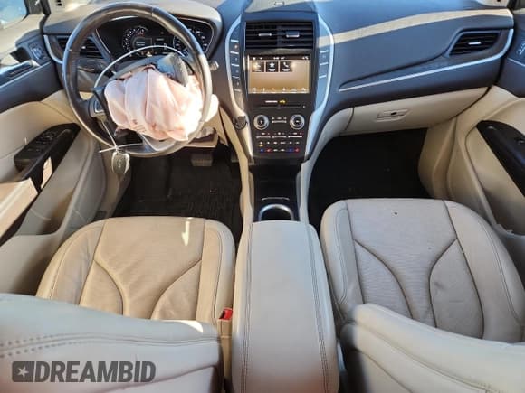 ✅ 2019 Lincoln MKC Reserve • VIN: 5LMCJ3D97KUL42621 • Lot: 87449555. Wystawiony na Copart z przebiegiem 88 704 mil. Bezpłatny archiwum sprzedaży aukcyjnych z USA i szczegółowy raport historii pojazdu na DreamBid. Zdjęcie 8.