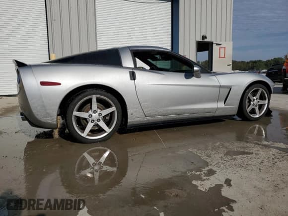 ✅ 2006 Chevrolet Corvette • VIN: 1G1YY26U265132005 • Lot: 86635665. Wystawiony na Copart z przebiegiem 41 267 mil. Bezpłatny archiwum sprzedaży aukcyjnych z USA i szczegółowy raport historii pojazdu na DreamBid. Zdjęcie 3.