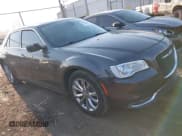 ✅ 2020 Chrysler 300 Limited • VIN: 2C3CCAKG5LH142031 • Lot: 41779681. Wystawiony na IAAI z przebiegiem 73 899 mil. Bezpłatny archiwum sprzedaży aukcyjnych z USA i szczegółowy raport historii pojazdu na DreamBid. Zdjęcie 1.