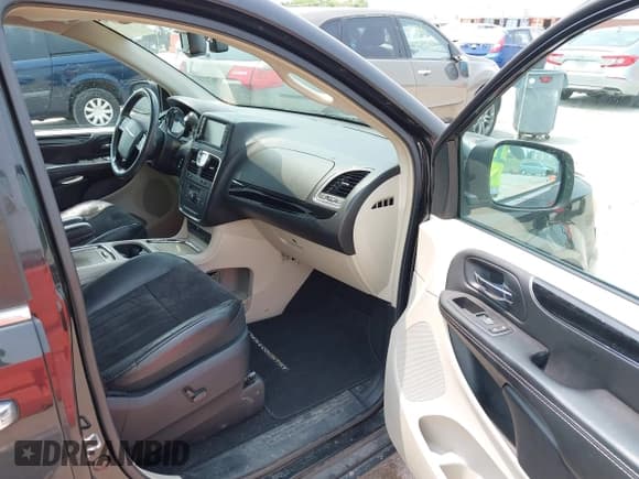 ✅ 2015 Chrysler Town & Country Limited • VIN: 2C4RC1JG6FR742241 • Lot: 42391447. Listed on IAAI with 160,102 mi. Free auction sales archive from the USA and detailed vehicle history report at DreamBid. Image 5.