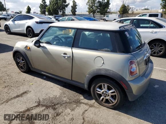 ✅ 2011 MINI Hardtop • VIN: WMWSU3C56BT098178 • Lot: 93194455. Wystawiony na Copart z przebiegiem 127 915 mil. Bezpłatny archiwum sprzedaży aukcyjnych z USA i szczegółowy raport historii pojazdu na DreamBid. Zdjęcie 2.