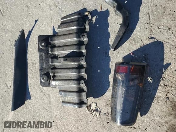 ✅ 2004 Chevrolet Silverado 2500HD LT • VIN: 1GCHC23U24F233529 • Lot: 82808404. Listed on Copart with Not provided. Free auction sales archive from the USA and detailed vehicle history report at DreamBid. Image 12.