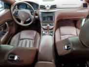 ✅ 2012 Maserati GranTurismo • VIN: ZAM45KMAXC0062670 • Lot: 58620245. Wystawiony na Copart z przebiegiem 24 911 mil. Bezpłatny archiwum sprzedaży aukcyjnych z USA i szczegółowy raport historii pojazdu na DreamBid. Zdjęcie 8.