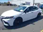 2022 Toyota Camry SE z VIN 4T1G11AK5NU075077, wystawiony jako IAAI lot #42359500 z przebiegiem 35 938 mil mil oraz . Historia ofert i sprzedaży dostępna na DreamBid. Obrazek 2.