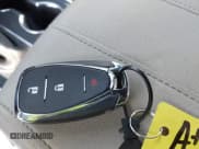 ✅ 2023 Chevrolet Traverse LS • VIN: 1GNERFKW5PJ321043 • Lot: 43370186. Wystawiony na IAAI z przebiegiem 32 386 mil. Bezpłatny archiwum sprzedaży aukcyjnych z USA i szczegółowy raport historii pojazdu na DreamBid. Zdjęcie 11.