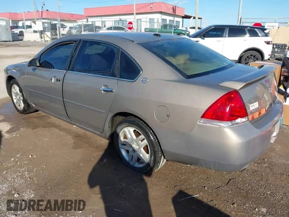 2007 Chevrolet Impala LTZ z VIN 2G1WU58R179382563, wystawiony jako IAAI lot #43592940 z przebiegiem 263 795 mil mil oraz . Historia ofert i sprzedaży dostępna na DreamBid. Obrazek 3.