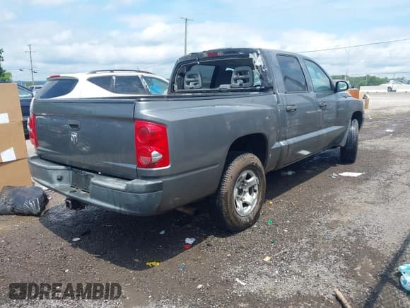 ✅ 2005 Dodge Dakota ST • VIN: 1D7HE28K75S194002 • Lot: 42562677. Wystawiony na IAAI z przebiegiem 139 060 mil. Bezpłatny archiwum sprzedaży aukcyjnych z USA i szczegółowy raport historii pojazdu na DreamBid. Zdjęcie 4.