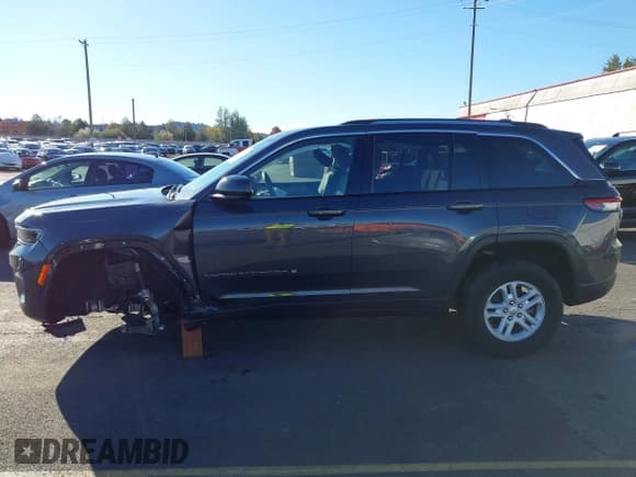 ✅ 2023 Jeep Grand Cherokee Laredo • VIN: 1C4RJHAG4PC586189 • Lot: 43442603. Wystawiony na IAAI z przebiegiem 18 272 mil. Bezpłatny archiwum sprzedaży aukcyjnych z USA i szczegółowy raport historii pojazdu na DreamBid. Zdjęcie 14.