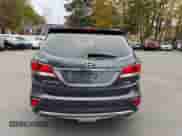 2017 Hyundai Santa Fe SE z VIN KM8SMDHFXHU225958, wystawiony jako Copart lot #90882575 z przebiegiem 146 952 mil mil oraz Czysty tytuł • Clean title. Historia ofert i sprzedaży dostępna na DreamBid. Obrazek 5.