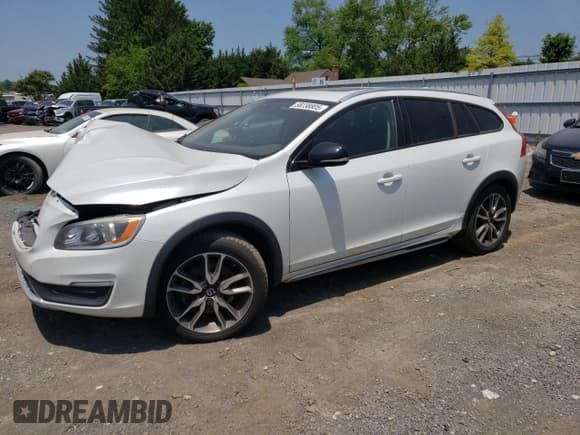 ✅ 2016 Volvo V60 T5 • VIN: YV4612HK8G1007028 • Лот: 58238805. Опубликован ранее на Copart с пробегом 85 222 миль. Бесплатный доступ к архиву аукционных продаж из США и подробный отчёт об истории автомобиля на DreamBid. Изображение 1.