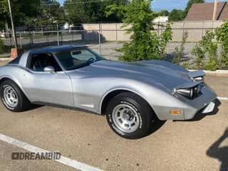 1978 Chevrolet Corvette z VIN 1Z87L8S410080, wystawiony jako Copart lot #56801905 z przebiegiem 81 586 mil mil oraz Czysty tytuł • Clean title. Historia ofert i sprzedaży dostępna na DreamBid. Obrazek 1.