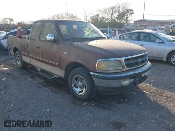 ✅ 1997 Ford F-150 • VIN: 1FTDX1767VNC14488 • Lot: 43673036. Wystawiony na IAAI z przebiegiem 124 091 mil. Bezpłatny archiwum sprzedaży aukcyjnych z USA i szczegółowy raport historii pojazdu na DreamBid. Zdjęcie 1.