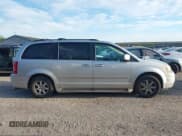 ✅ 2010 Chrysler Town & Country Touring Plus • VIN: 2A4RR8D15AR405688 • Lot: 43183852. Wystawiony na IAAI z przebiegiem 224 880 mil. Bezpłatny archiwum sprzedaży aukcyjnych z USA i szczegółowy raport historii pojazdu na DreamBid. Zdjęcie 13.