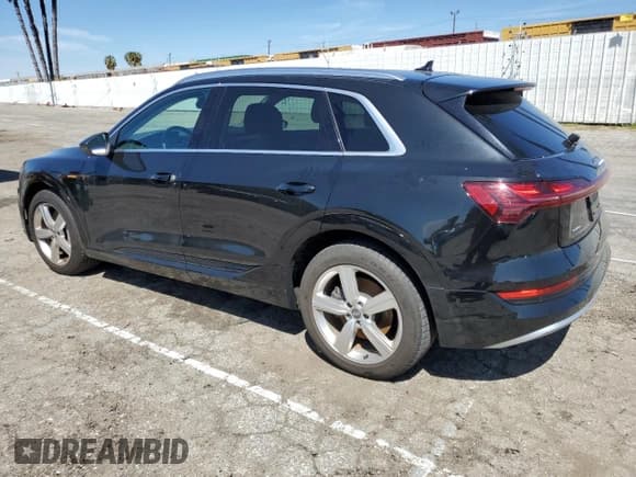 ✅ 2019 Audi e-tron Premium Plus • VIN: WA1LAAGE8KB023318 • Lot: 40812503. Wystawiony na Copart z przebiegiem 21 810 mil. Bezpłatny archiwum sprzedaży aukcyjnych z USA i szczegółowy raport historii pojazdu na DreamBid. Zdjęcie 2.