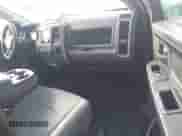 2018 Ram 1500 Express z VIN 1C6RR7FT2JS307996, wystawiony jako IAAI lot #43360537 z przebiegiem 81 154 mil mil oraz . Historia ofert i sprzedaży dostępna na DreamBid. Obrazek 5.