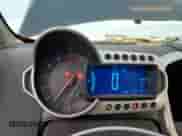 2013 Chevrolet Sonic RS z VIN 1G1JH6SB2D4222528, wystawiony jako Copart lot #90513285 z przebiegiem 195 453 mil mil oraz Czysty tytuł • Clean title. Historia ofert i sprzedaży dostępna na DreamBid. Obrazek 9.