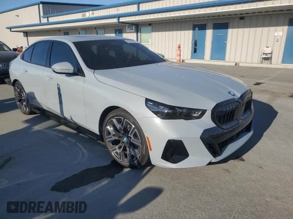 ✅ 2024 BMW i5 eDrive40 • VIN: WBY33FK06RCT06263 • Лот: 68045585. Опубликован ранее на Copart с пробегом 11 825 миль. Бесплатный доступ к архиву аукционных продаж из США и подробный отчёт об истории автомобиля на DreamBid. Изображение 4.