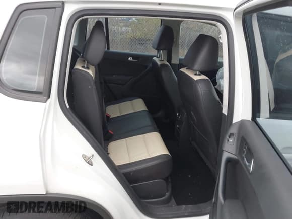 ✅ 2016 Volkswagen Tiguan S • VIN: WVGAV7AX1GW540163 • Lot: 43684940. Wystawiony na IAAI z przebiegiem 128 119 mil. Bezpłatny archiwum sprzedaży aukcyjnych z USA i szczegółowy raport historii pojazdu na DreamBid. Zdjęcie 8.