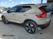 ✅ 2025 Volvo XC40 Plus Dark Theme • VIN: YV4L12UC2S2452420 • Лот: 65425135. Опубликован ранее на Copart с пробегом 5 905 миль. Бесплатный доступ к архиву аукционных продаж из США и подробный отчёт об истории автомобиля на DreamBid. Изображение 2.