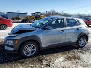 ✅ 2019 Hyundai Kona SE • VIN: KM8K12AA4KU264855 • Лот: 36835634. Опубликован ранее на Copart с пробегом 51 140 миль. Бесплатный доступ к архиву аукционных продаж из США и подробный отчёт об истории автомобиля на DreamBid. Изображение 1.