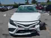 2022 Toyota Camry SE z VIN 4T1T11AK9NU047717, wystawiony jako IAAI lot #42316618 z przebiegiem 86 410 mil mil oraz . Historia ofert i sprzedaży dostępna na DreamBid. Obrazek 12.