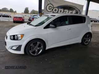 2015 Chevrolet Sonic RS z VIN 1G1JG6SB9F4156548, wystawiony jako Copart lot #65731035 z przebiegiem 128 098 mil mil oraz Szkoda całkowita • Salvage title. Historia ofert i sprzedaży dostępna na DreamBid. Obrazek 1.