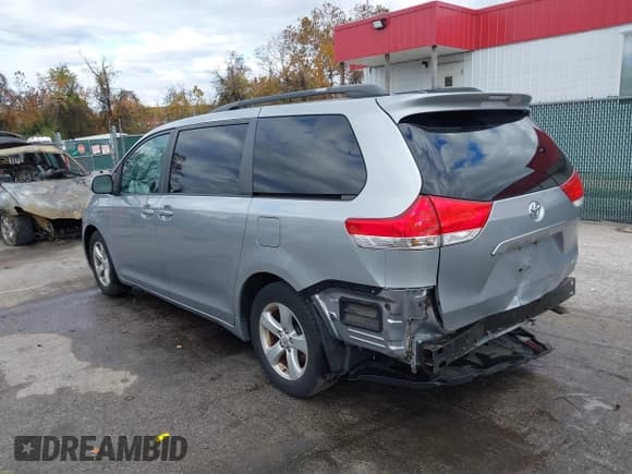 ✅ 2012 Toyota Sienna LE • VIN: 5TDKK3DC5CS201628 • Lot: 43640805. Wystawiony na IAAI z przebiegiem 104 449 mil. Bezpłatny archiwum sprzedaży aukcyjnych z USA i szczegółowy raport historii pojazdu na DreamBid. Zdjęcie 3.