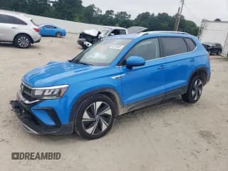 ✅ 2024 Volkswagen Taos SE • VIN: 3VVUX7B25RM120005 • Лот: 62525465. Опубликован ранее на Copart с пробегом 9 988 миль. Бесплатный доступ к архиву аукционных продаж из США и подробный отчёт об истории автомобиля на DreamBid. Изображение 1.