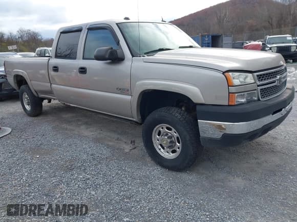 ✅ 2005 Chevrolet Silverado 2500HD LS • VIN: 1GCHK23235F842020 • Lot: 43671164. Wystawiony na IAAI z przebiegiem 270 891 mil. Bezpłatny archiwum sprzedaży aukcyjnych z USA i szczegółowy raport historii pojazdu na DreamBid. Zdjęcie 1.